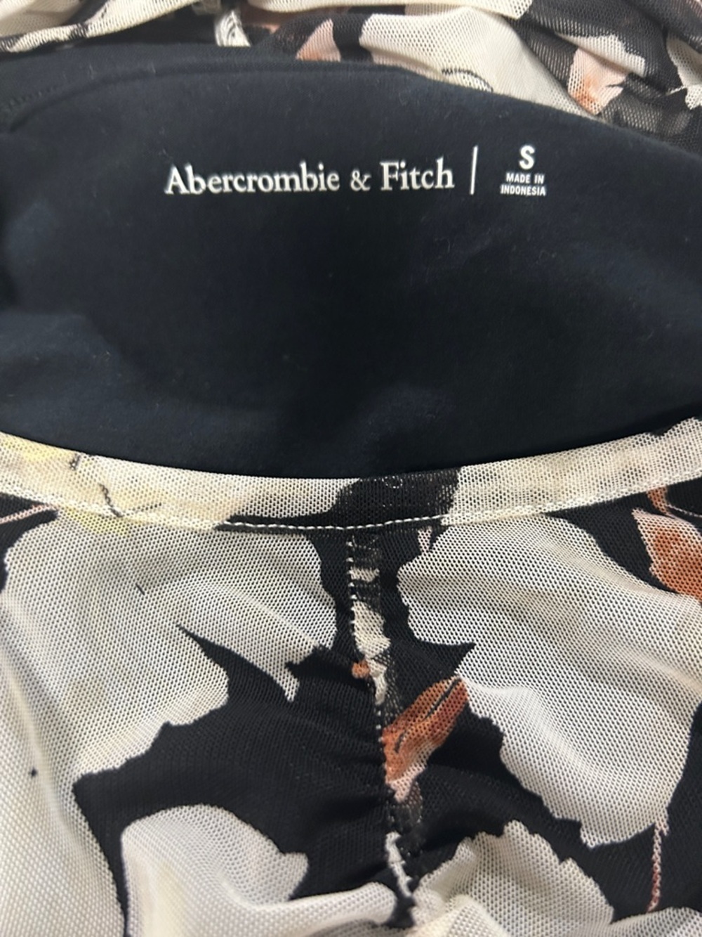 Abercrombie &Fitch Floral Ruched Long-Sleeve Bodycon Dress in Black & Cream - Picture 4 of 4